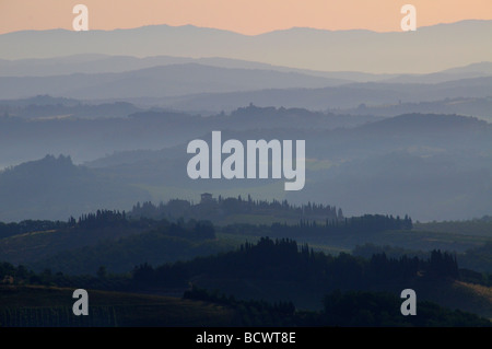 Toskanische Landschaft bei Sonnenaufgang in der Nähe von San Gimignano, Italien Stockfoto