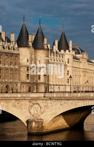 Ufer, Conciergerie und Pont au Change, Paris Frankreich Stockfoto