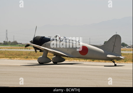 Ein Aichi D3A2 taxis nach dem Flug bei einer Flugschau auf dem Laufsteg. Stockfoto