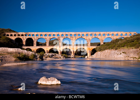 Römisches Aquädukt - Pont du Gard in der Nähe von Vers-Pont-du-Gard, Okzitanien, Frankreich Stockfoto