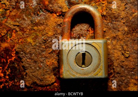 Rusty Padlock auf einer alten verrosteten Eisenplatte Stockfoto