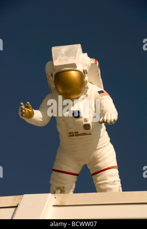 Astronauten im Raumanzug auf Eingang am Kennedy Space Center Besuchern komplexe Cape Canaveral Florida USA Stockfoto