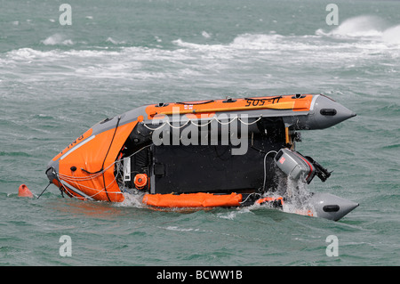 Aufrichtenden einem gekenterten Boot Stockfoto