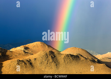 Regenbogen über Eastern Sierra Mountains in der Nähe von Bischof California Stockfoto