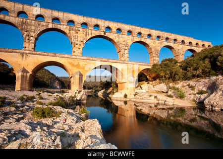 Römisches Aquädukt - Pont du Gard in der Nähe von Vers-Pont-du-Gard, Okzitanien, Frankreich Stockfoto