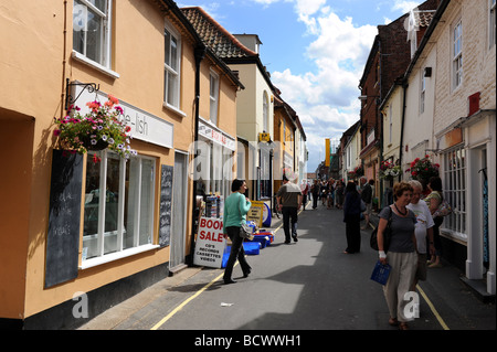 Staithe Straße am Brunnen als nächstes das Meer Urlaubsziel und Angeln Stadt an der Küste von North Norfolk Stockfoto