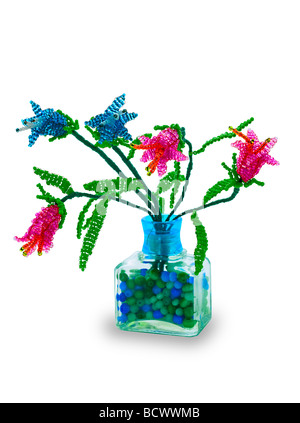 Handgemachte Artikel: Vase mit Blumen aus Glasperlen und Draht. Rot, blaue Knospe. Grünes Laub. Transparente Schale. Stockfoto