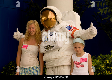 Mädchen mit Astronauten im Raumanzug am Kennedy Space Center Besucher Complex, Cape Canaveral, Florida Stockfoto