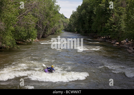 Ein Mann übt seine Kajak Technik auf dem Arkansas River in Salida, Colorado Rapids Stockfoto