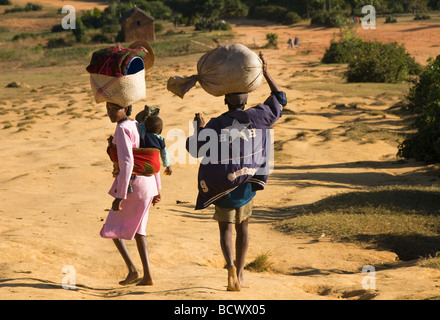 Fuß mit einem Korb auf dem Kopf in Ambalavao Madagaskar Stockfoto