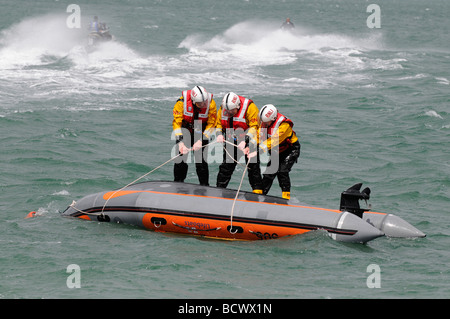 Aufrichtenden einem gekenterten Boot Stockfoto