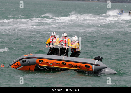 Aufrichtenden einem gekenterten Boot Stockfoto