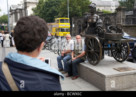 Touristen, die mit ihrem Foto auf die Molly Malone Statue in Dublin City Centre Republik von Irland Stockfoto