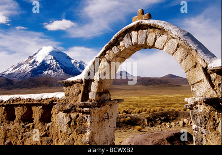 Hof Kirche und Sajama Vulkan. Sajama Nationalpark, Bolivien, Südamerika Stockfoto