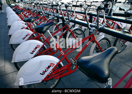 Bicing kommunale Self-Service-Verleih Fahrräder vor MACBA Barcelona City Katalonien Spanien Barcelona Stockfoto