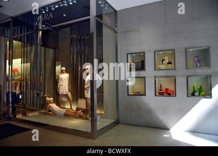Zaral-Kleidung zu speichern, in Avenida Puerta del Angel-Barcelona-Katalonien-Spanien Stockfoto