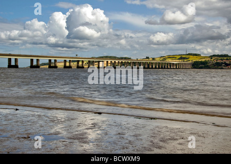 Landschaftsbild von Tay Straße Brücke überspannt über den Tay von Dundee, Grafschaft Fife, UK Stockfoto