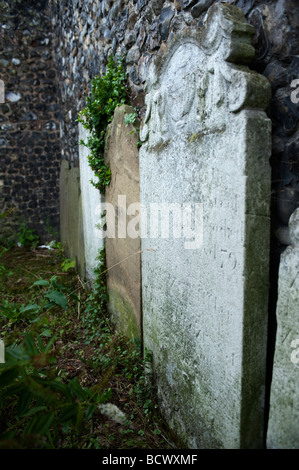 Alte Grabsteine auf einem Friedhof. Stockfoto