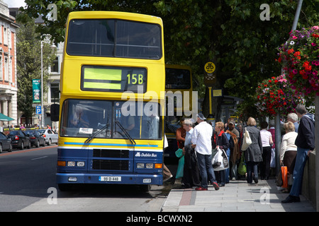 Fluggästen Dublin Bus an einer belebten Bushaltestelle in Dublin Stadt Zentrum Republik Irland Stockfoto