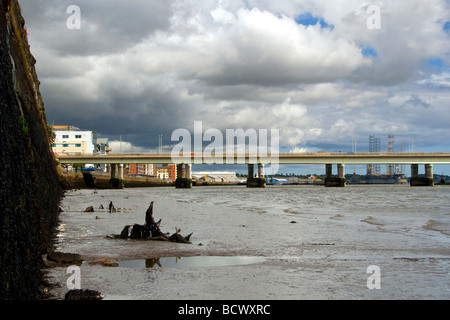 Blick von der Brücke aus die Sandbänke am Fluss Tay in Dundee, Großbritannien Stockfoto