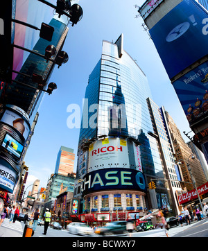 Thompson Reuters Bürogebäude am Times Square, Broadway und 42. Straße Kreuzung mit Verkehr und Werbung Plakatwände Stockfoto