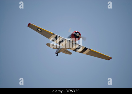 North American Aviation t-6 Texan Trainer fliegt auf einer Flugshow (Ansicht von vorne/unten) Stockfoto