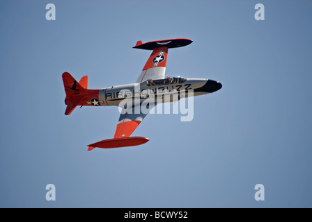 Airshowbuzz.com t-33 fliegt auf einer Airshow. Stockfoto