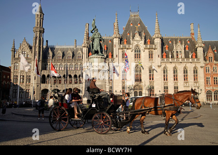 Wagen mit Touristen auf dem Grote Markt Platz mit Provinciaal Hof Landgericht Gebäude im historischen Zentrum von Brügge Stockfoto