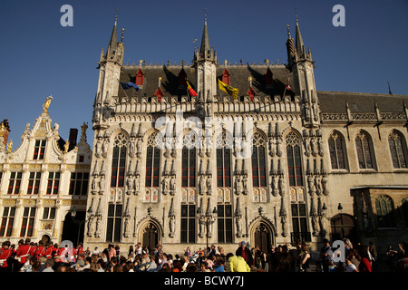 Türme und Fassade des Rathauses im historischen Zentrum von Brügge, Belgien Stockfoto