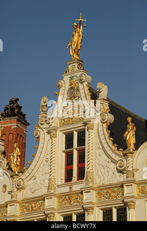 Justitia auf der Staatskanzlei verziert mit Gold in der Altstadt von Brügge, Belgien, Europa Stockfoto