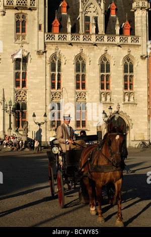 Wagen mit Touristen auf dem Grote Markt Platz mit Provinciaal Hof Landgericht Gebäude im historischen Zentrum von Brügge Stockfoto