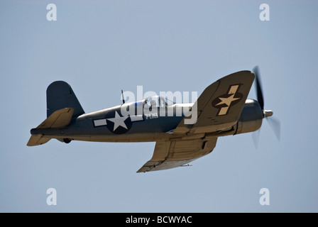 Eine Chance Vought F-4U Corsair fliegt auf einer Flugshow. Stockfoto