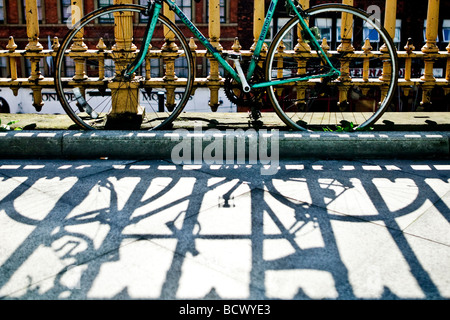 Ein Bike, angekettet an die Geländer außerhalb Manchester Piccadilly Station. Stockfoto