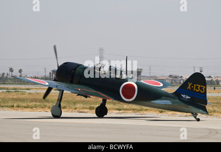 Ein Mitsubishi A6M5 Zero Fighter taxis nach dem Flug bei einer Flugshow.  Einer der nur 3 oder 4 flugfähig Null Kämpfer in der Welt. Stockfoto