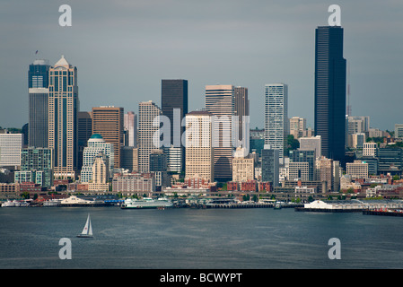Die Skyline von Seattle, Washington wie von einem Aussichtspunkt West Seattle zu sehen. Ferrys und Segelboote machen ihren Weg über Elliott Bay. Stockfoto