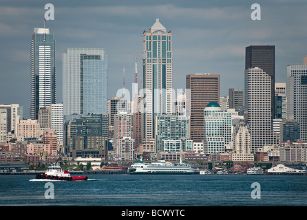 Die Skyline von Seattle, Washington wie von einem Aussichtspunkt West Seattle zu sehen. Ferrys und Segelboote machen ihren Weg über Elliott Bay. Stockfoto