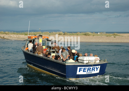 Fähre, Überfahrt von Mudeford Quay nach Mudeford Sandbank am Eingang zum Hafen von Christchurch, Dorset, England, UK Stockfoto