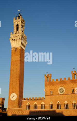 Glockenturm Torre del Mangia auf Il Campo Platz, Siena Stockfoto