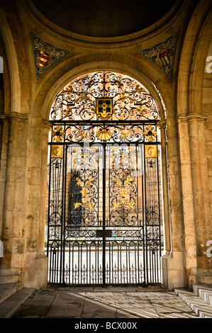 Ein Kloster auf der Westseite des Vierecks im ganzen Seele College in Oxford. Das Tor führt hinaus auf Radcliffe Square. Stockfoto