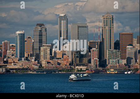Die Skyline von Seattle, Washington wie von einem Aussichtspunkt West Seattle zu sehen. Ferrys und Segelboote machen ihren Weg über Elliott Bay. Stockfoto