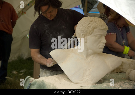 Steinmetz arbeiten an männlichen Figur, Glastonbury festival Stockfoto