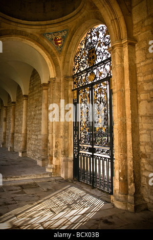 Ein Kloster auf der Westseite des Vierecks im ganzen Seele College in Oxford. Das Tor führt hinaus auf Radcliffe Square. Stockfoto