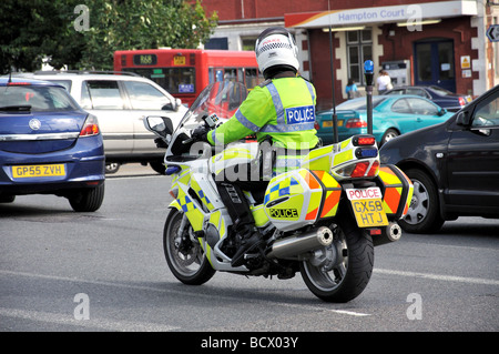 Polizei-Motorradfahrer auf der Straße, East Molesey Surrey, England, Vereinigtes Königreich Stockfoto