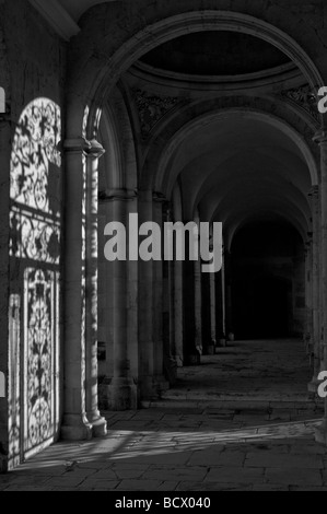 Ein Kloster auf der Westseite des Vierecks im ganzen Seele College in Oxford. Das Tor führt hinaus auf Radcliffe Square. Stockfoto