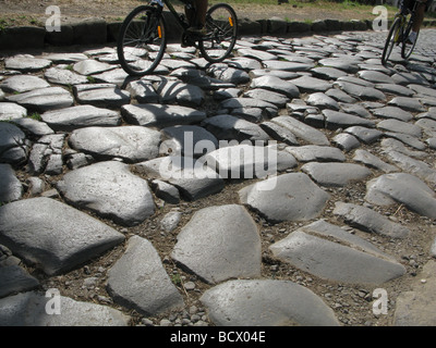 Menschen Sie Fahrrad fahren auf den antiken römischen alten Via Appia, Rom, Italien