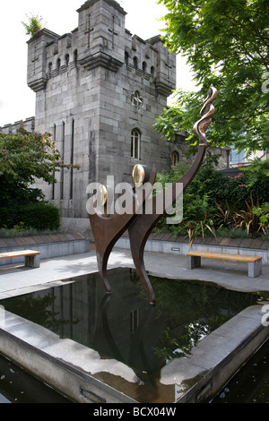 Denkmal für die 2003 Special Olympics in Dubh Linn Gärten auf dem Gelände des Dublin Castle mit der Remise Stockfoto