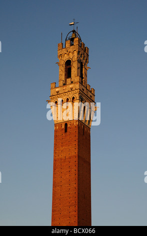 Glockenturm Torre del Mangia auf Il Campo Platz, Siena Stockfoto