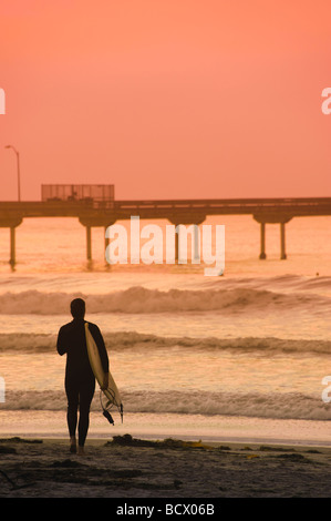 USA Kalifornien San Diego Ocean Beach und Fishing Pier Surfer Stockfoto