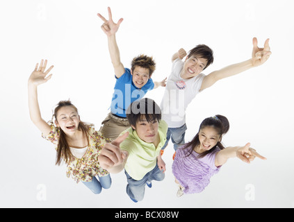 Junge Männer und Frauen springen Stockfoto