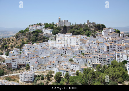 Blick auf hübsche andalusische Stadt Casares, Costa Del Sol, Provinz Malaga, Andalusien, Spanien Stockfoto